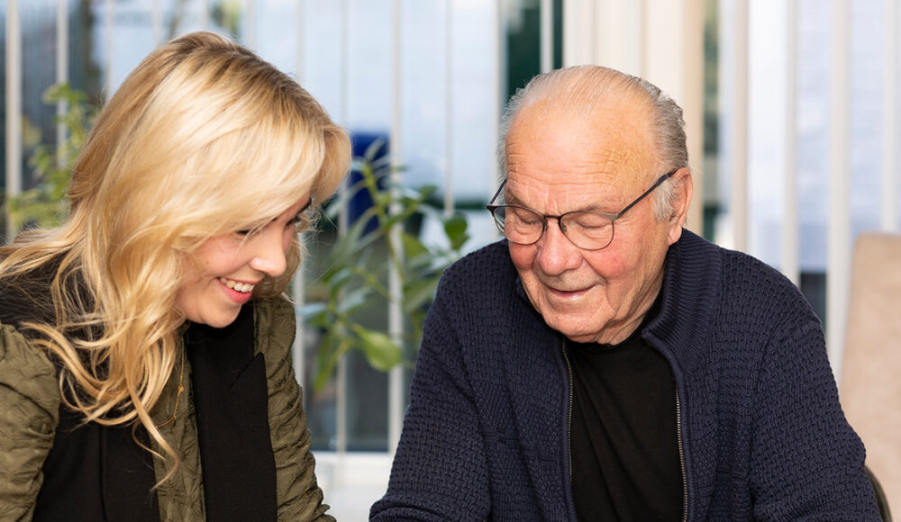 Medewerker van BetuweZorg ondersteunt een cliënt tijdens een huisbezoek